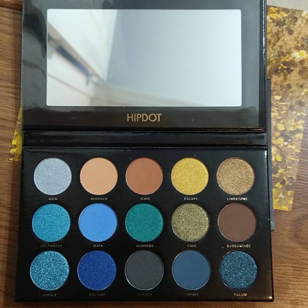 HipDot pressed eyeshadow palette